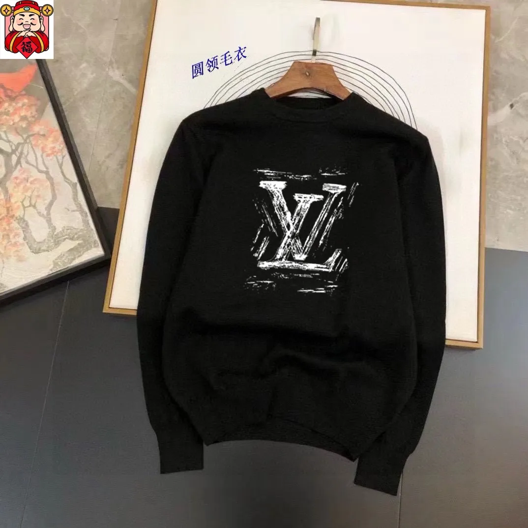 🅿️240 【LV Louis Vuitton】Autumn and winter classic round neck pullover sweater, in full condition! ! ! Wool blended fabric, the latest model in 2025, golden ratio! ! Slim-fitting soft gold, versatile and practical item, the combination and practicality are extremely powerful, simple and elegant, and classy! To create your own style, it is highly recommended to buy it in two colors. The standard slim fit tailoring process is suitable for both young and old men. It is knitted from wool and will not cause any discomfort! While keeping warm, it is stylish, textured and wearable, and the classic logo with contrasting colors on the chest feels in place! ! Recommended for regular customers! ! Size M-3XL (maximum wear: 190 pounds)